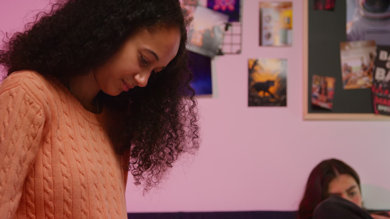 una adolescente en un dormitorio