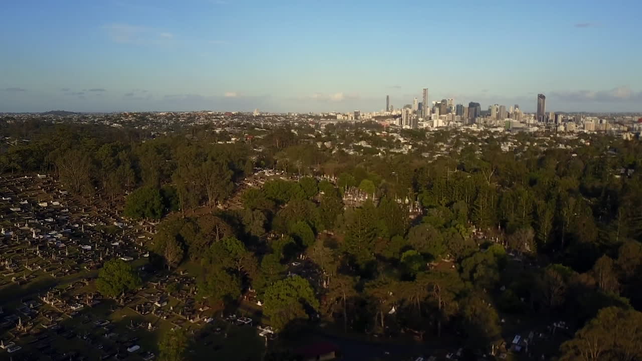 멀리 브리즈번 시와 함께 묘지에서 이륙하는 공중 촬영