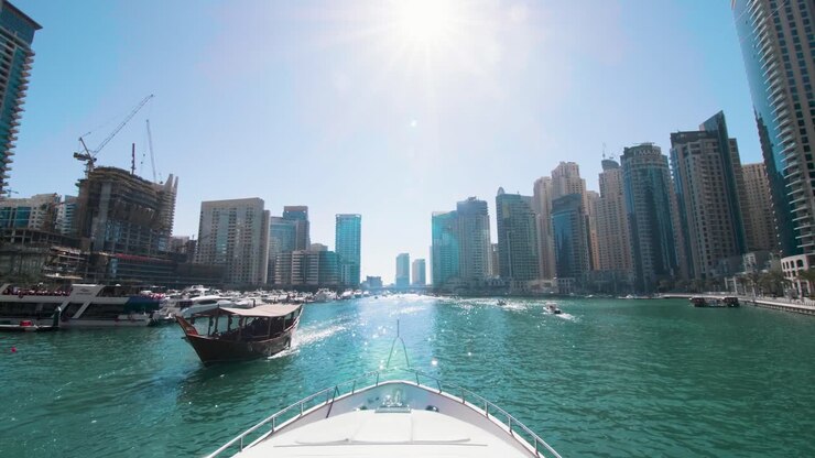 Vue du pont avant d'un yacht naviguant dans la Marina de Dubaï