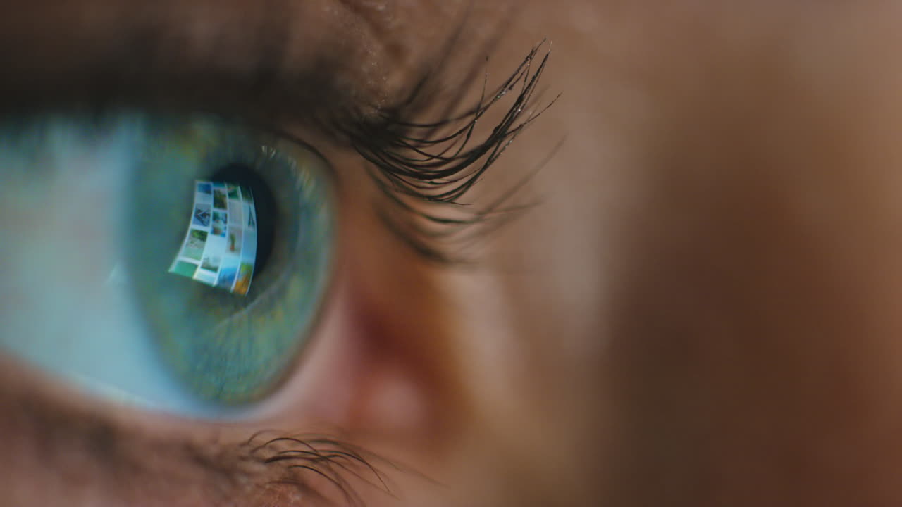 ojo, visión y lectura sitio web mujer con pantalla