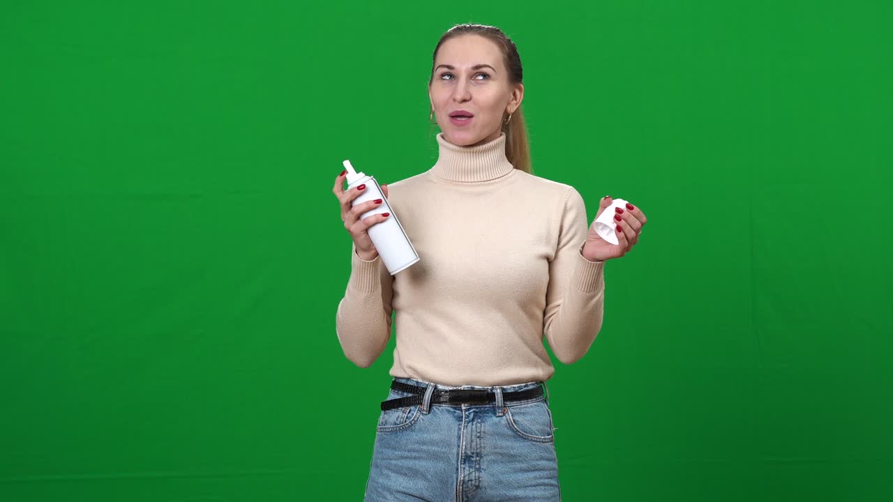 mujer positiva comiendo dulce y deliciosa crema batida en pantalla verde. retrato de una feliz dama caucásica disfrutando de un sabroso postre en el fondo de chromakey