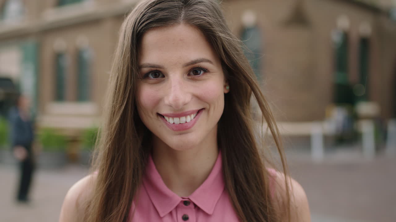 retrato en cámara lenta de una joven mujer hermosa estudiante sonriendo feliz disfrutando de un viaje de vacaciones