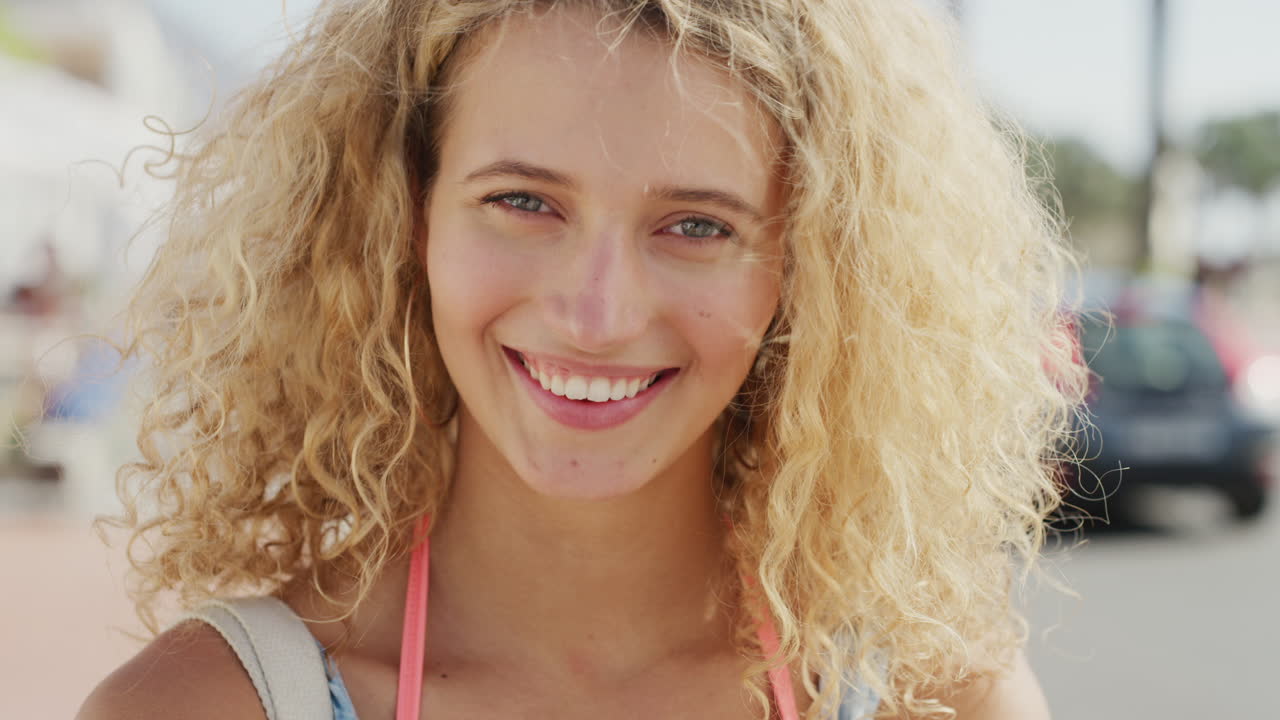 mujer joven, viajes y vacaciones con rostro