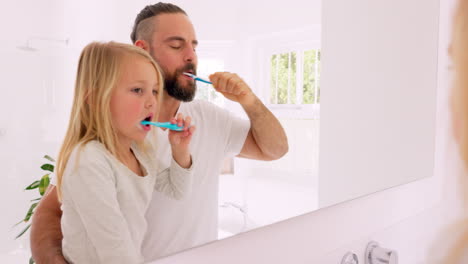 padre e hija cepillándose los dientes