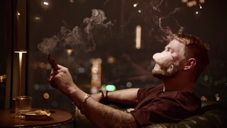 hombre fumando un cigarro en un club nocturno