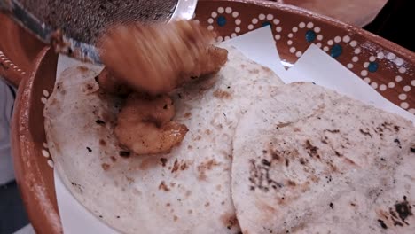 los tacos de camarones se preparan con pan de tortilla