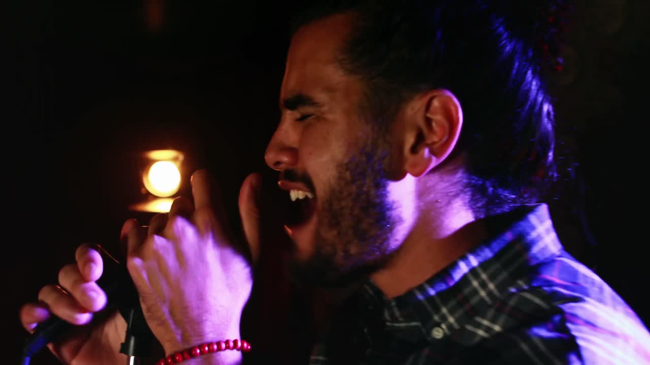 cantante cantando en un micrófono 4k