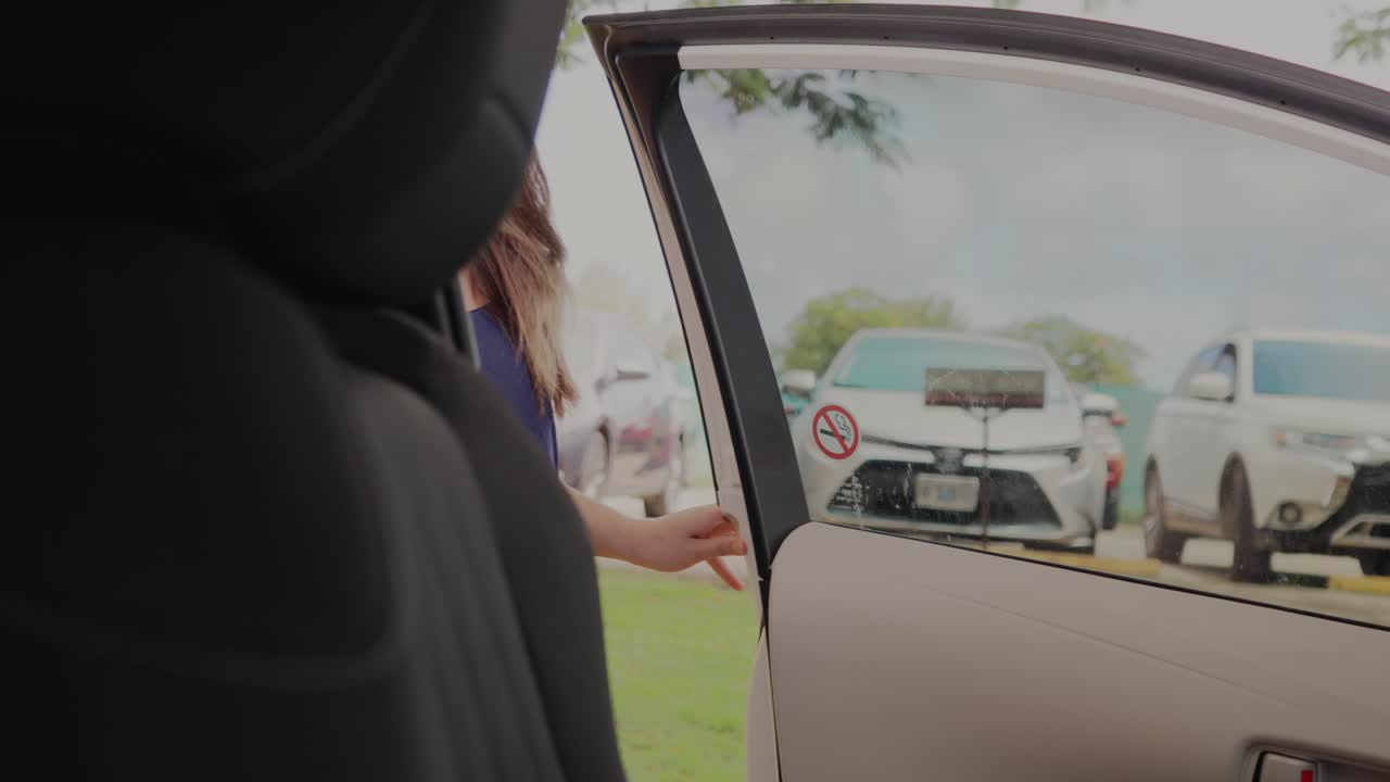 여자애가 차에 타고, 슬로우 모션