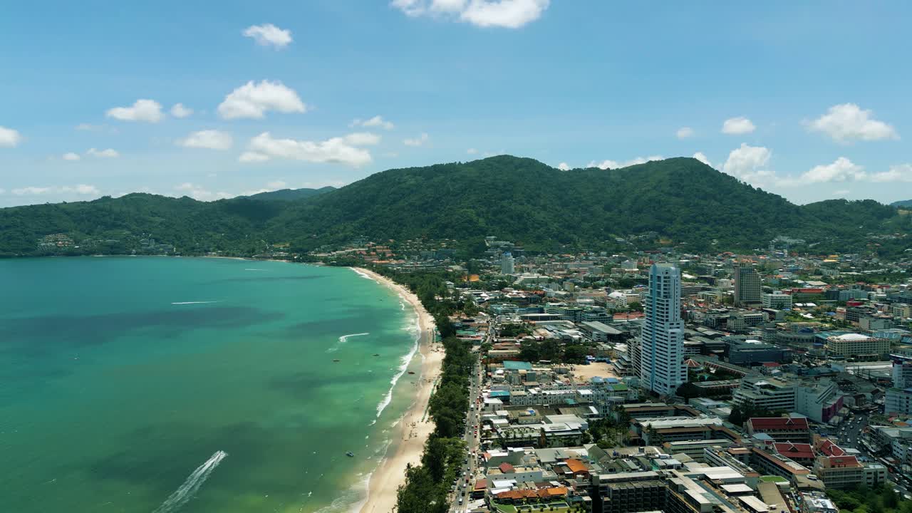 imágenes aéreas de naturaleza cinematográfica de 4k de un avión no tripulado volando sobre la hermosa playa de patong en phuket, tailandia en un día soleado