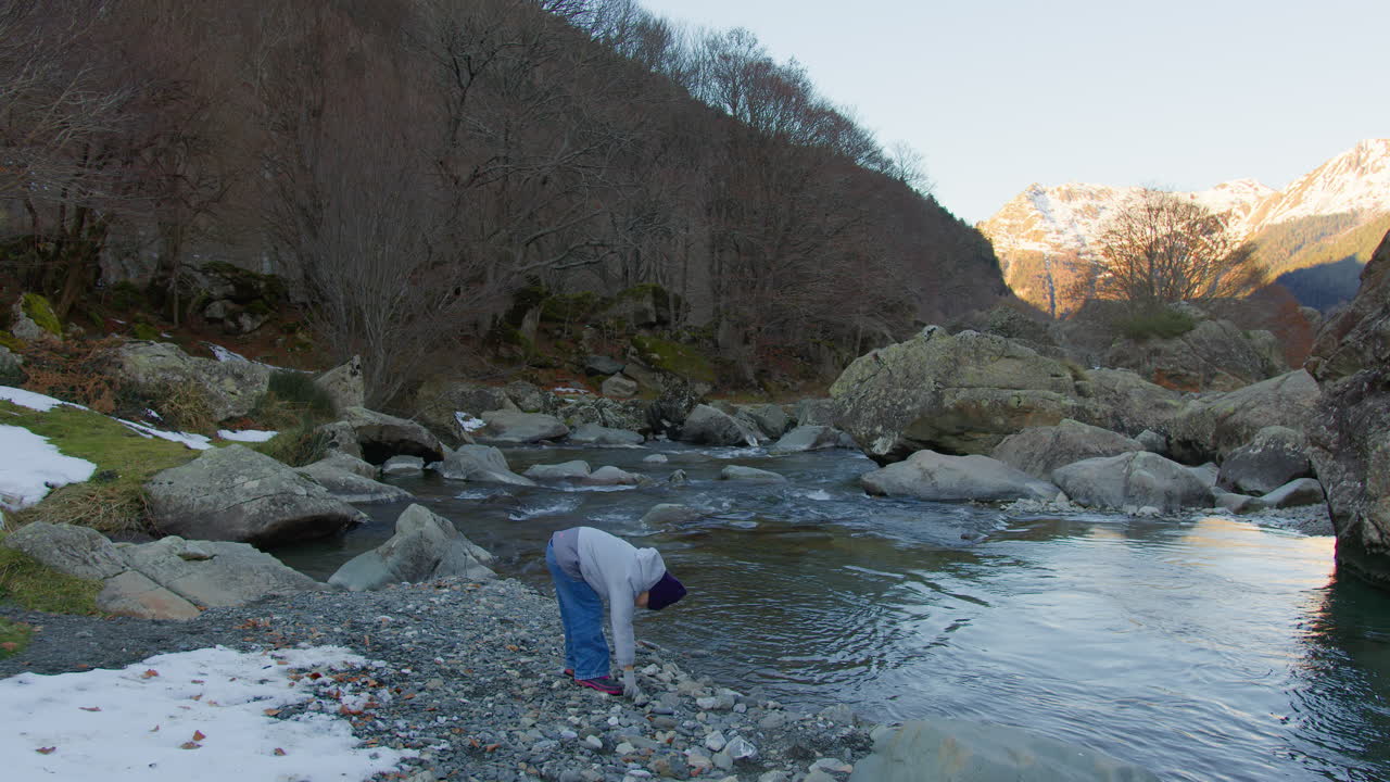 겨울에 산의 하천에 의해 사람