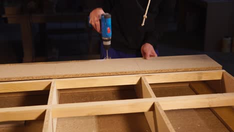 construir un estante o una mesa de madera