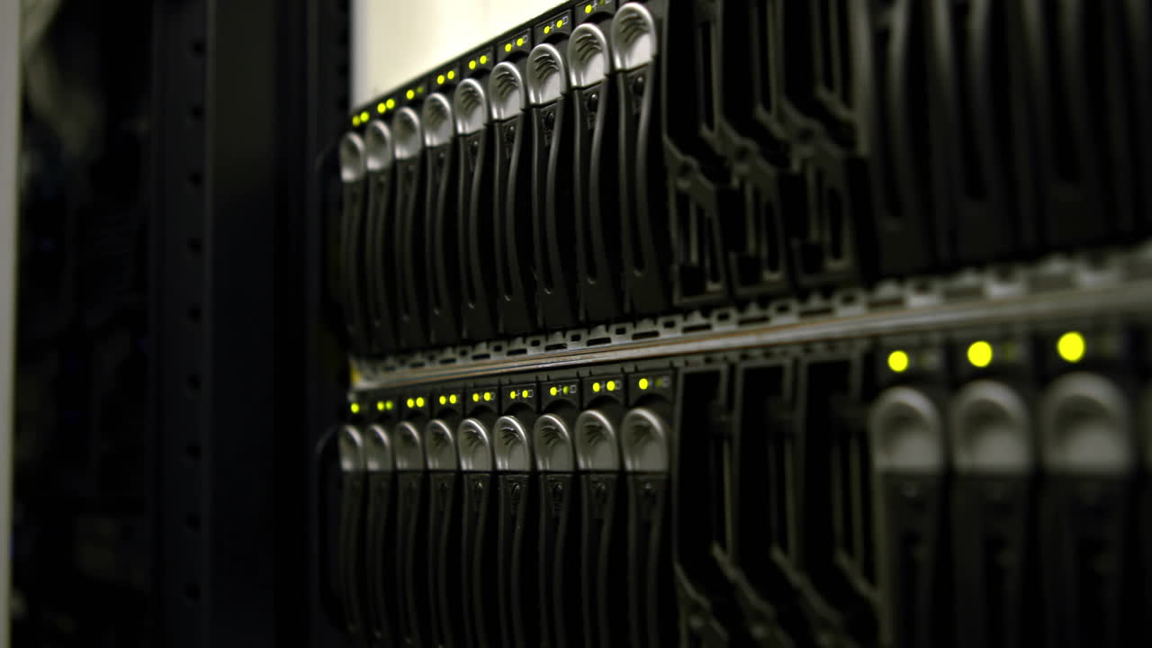 luces verdes parpadeando en los servidores