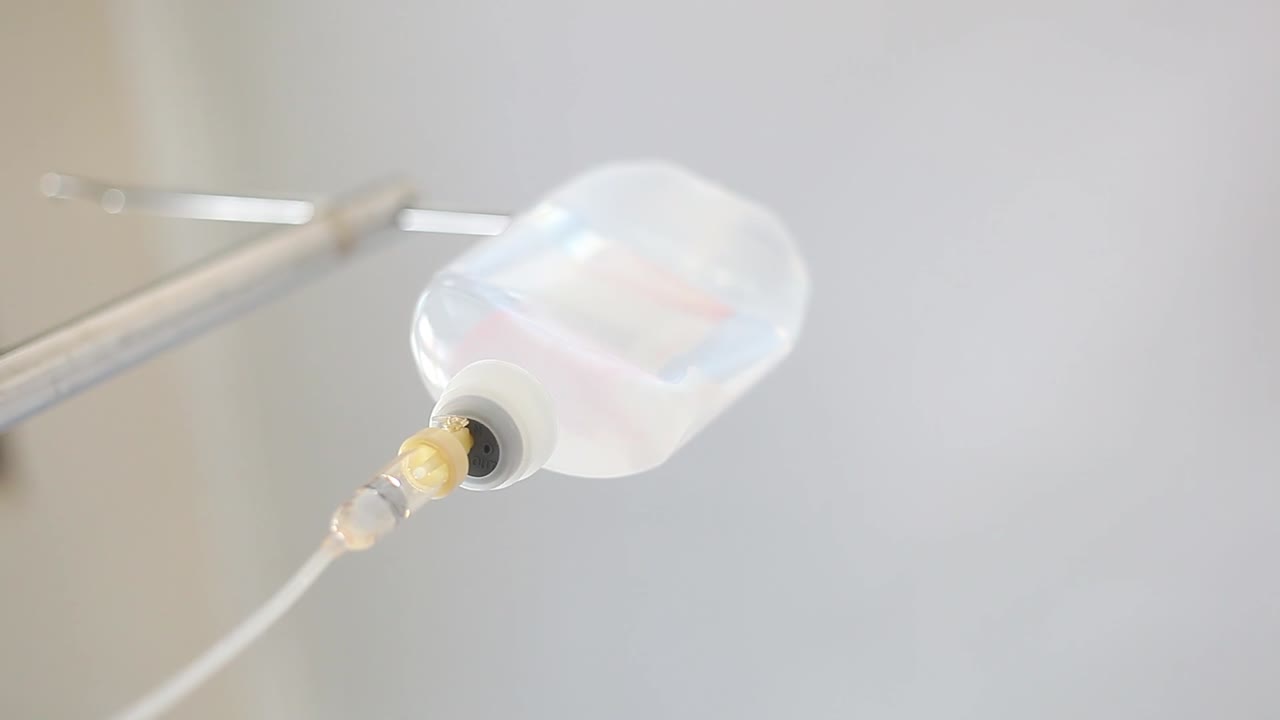 약과 함께 주입되는 드립 챔버의 식염수와 환자의 순환계에 영양분