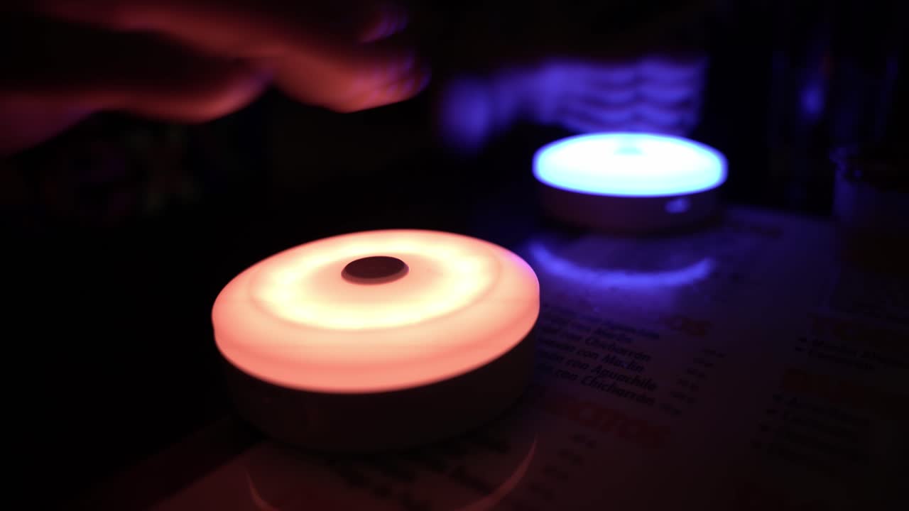 어둠 속에서 손전등을 가지고 노는