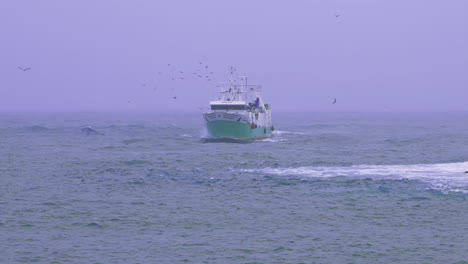 barco cruzando el tiempo tormentoso en cámara lenta