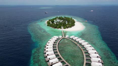 Vista-Aérea-De-La-Isla-Bathalaa-Y-El-Resort-De-Luna-De-Miel.