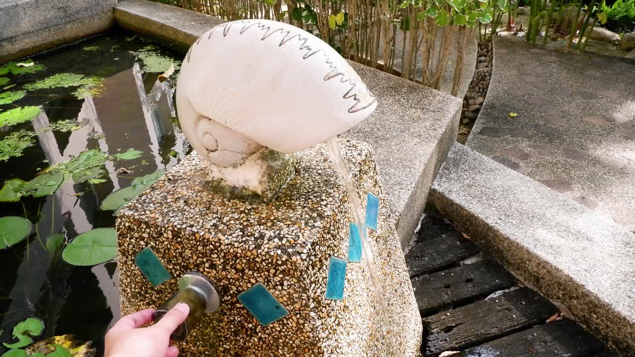 손이 상호 작용할 때 야구 분수에서 물이 흐릅니다.