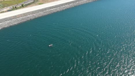 Barco-De-Vista-Aérea-Navegando-En-El-Lago-Folsom,-Condado-De-El-Dorado,-California