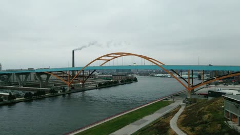 panoramaantenne der berühmten hoan-brücke über den fluss in der innenstadt von milwaukee an einem bewölkten, düsteren tag