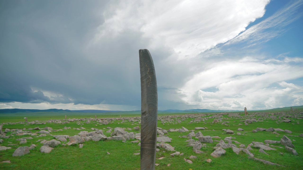 Muinainen pystykivi laajassa Mongolian aromaisemassa