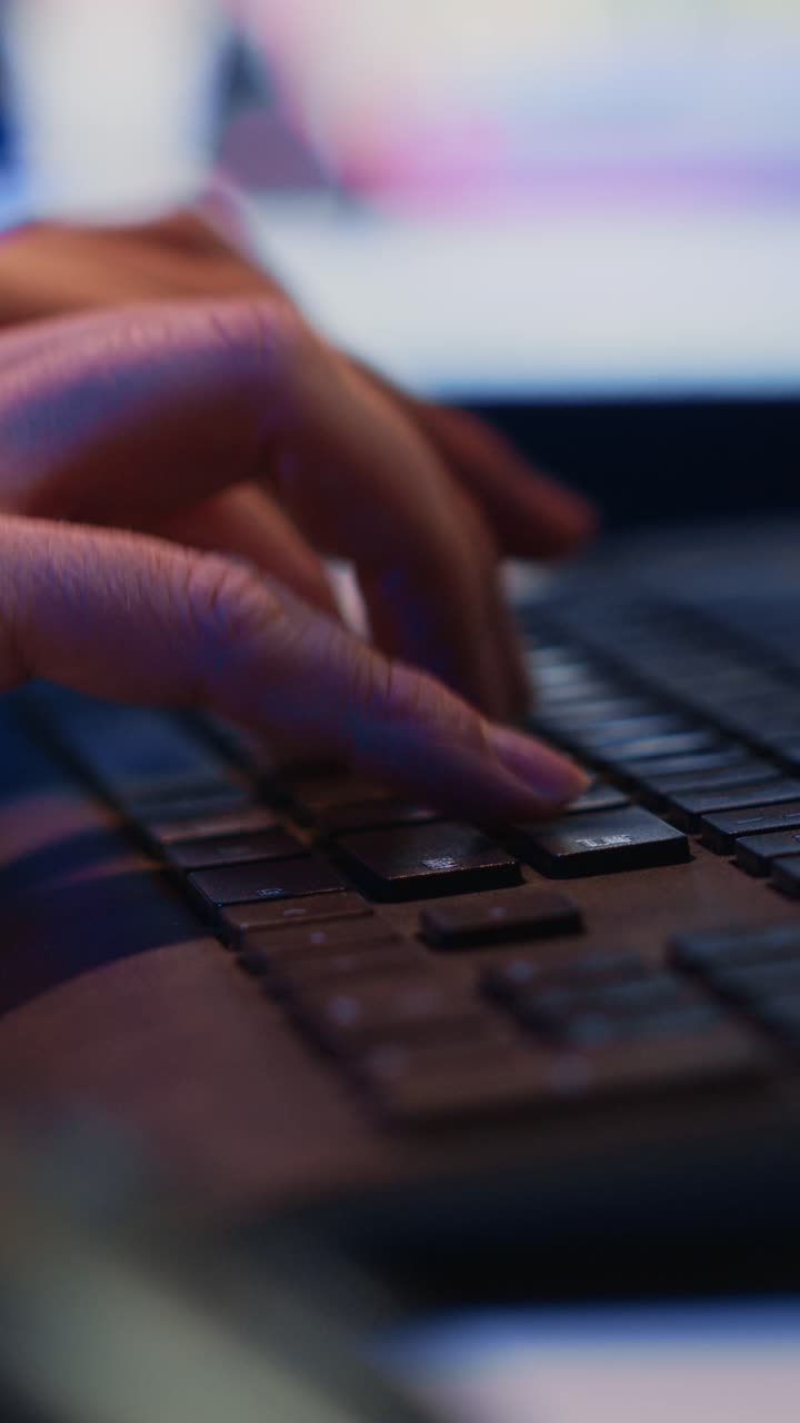 Nærbillede af hænder der taster på laptop-tastatur