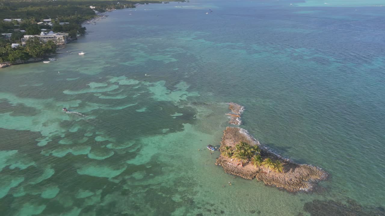 fotografía aérea de una pequeña isla en el mar del caribe
