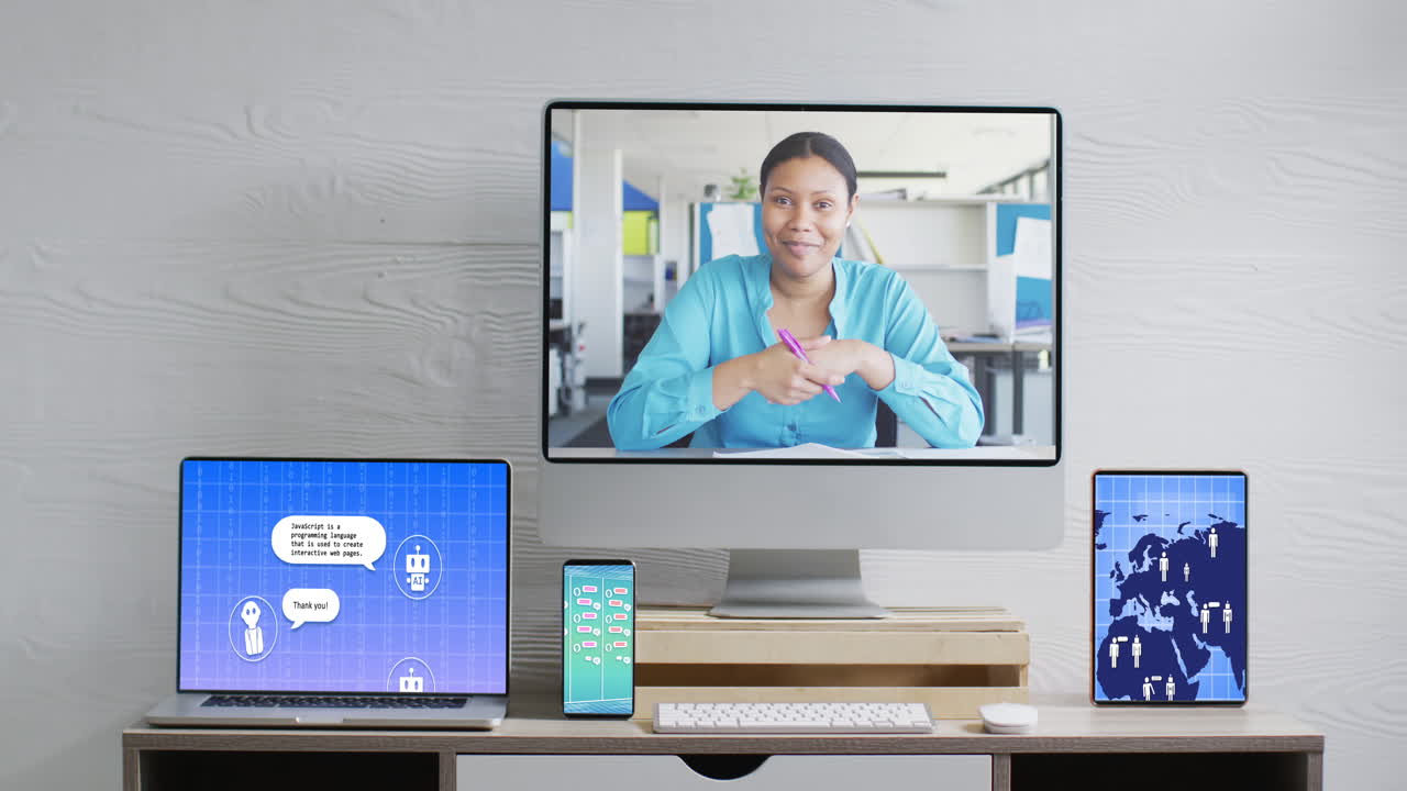 composición de la mujer biracial en la pantalla de la computadora, dispositivos electrónicos con un chat en las pantallas