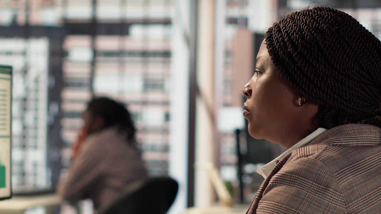 mujer en la vista de perfil de la oficina