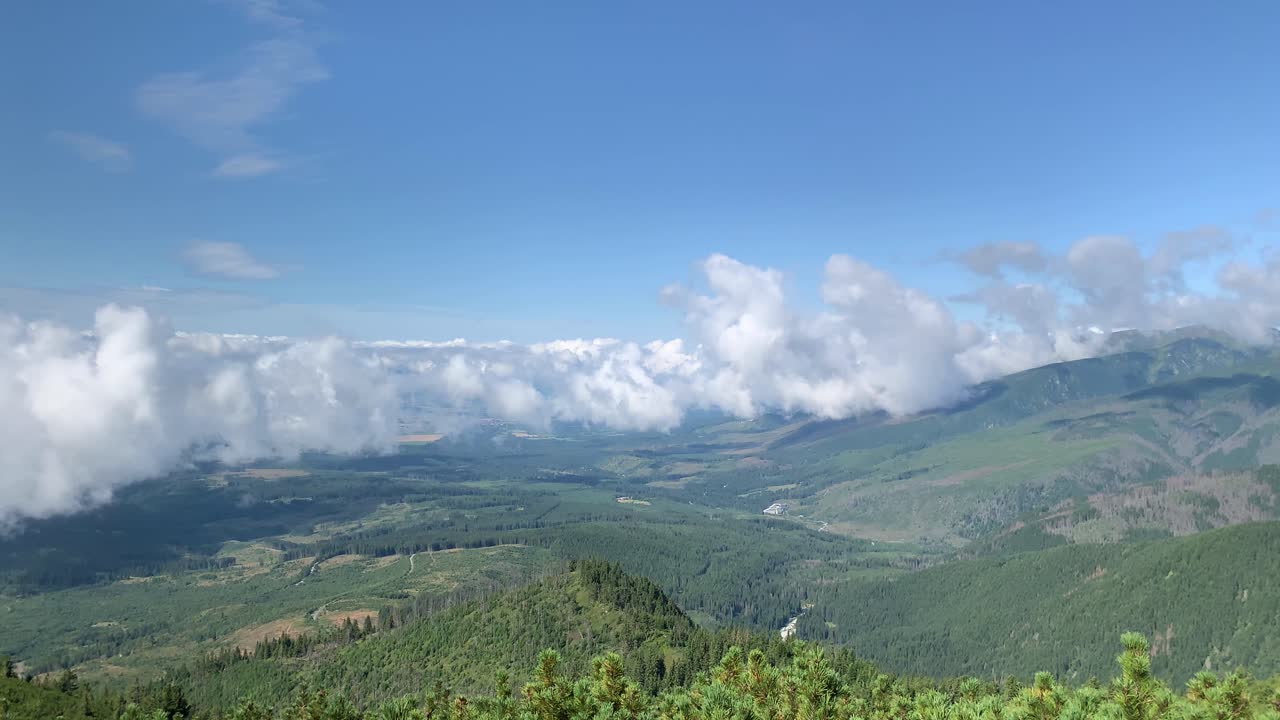 красивый вид на высокую гору татрас с облачным голубым небом в солнечный день в словакии - снимок с воздуха