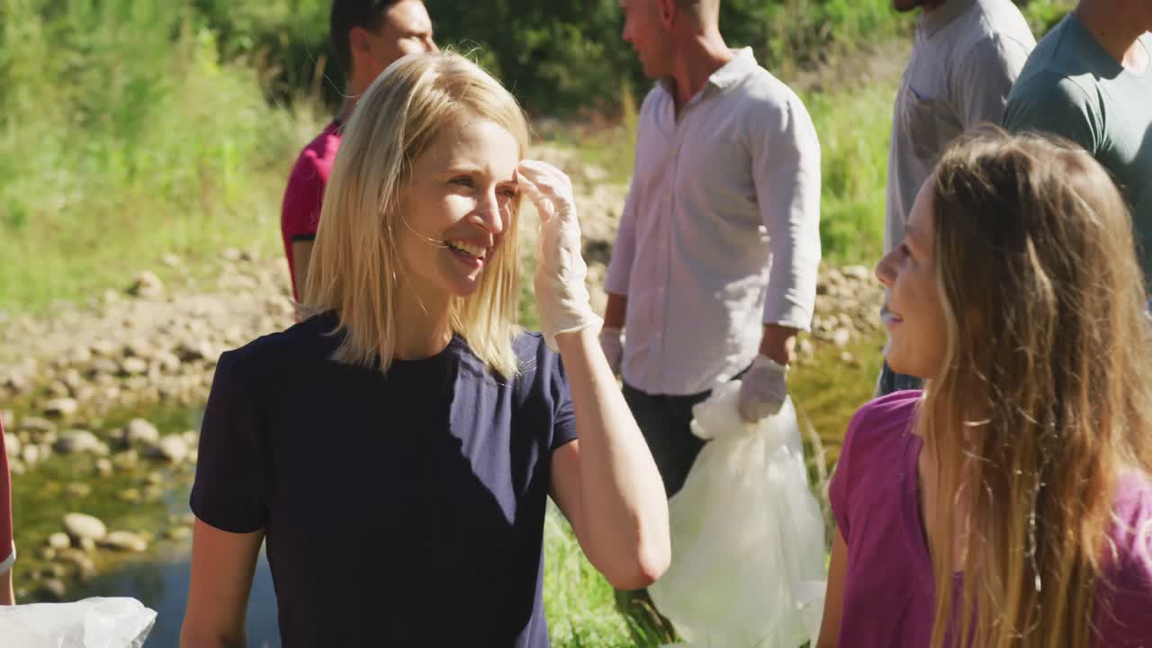 voluntariado de adultos durante el día de limpieza del río