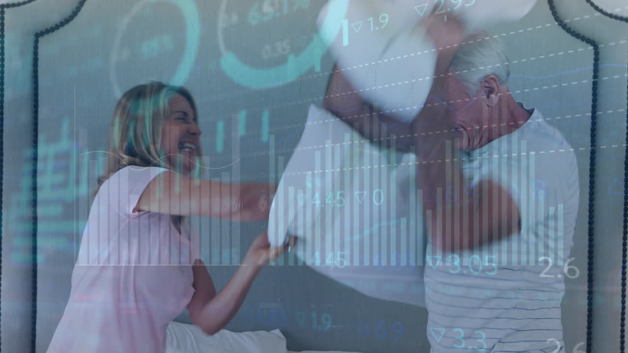 animación de procesamiento de datos financieros sobre la pelea de almohadas de una pareja caucásica anciana