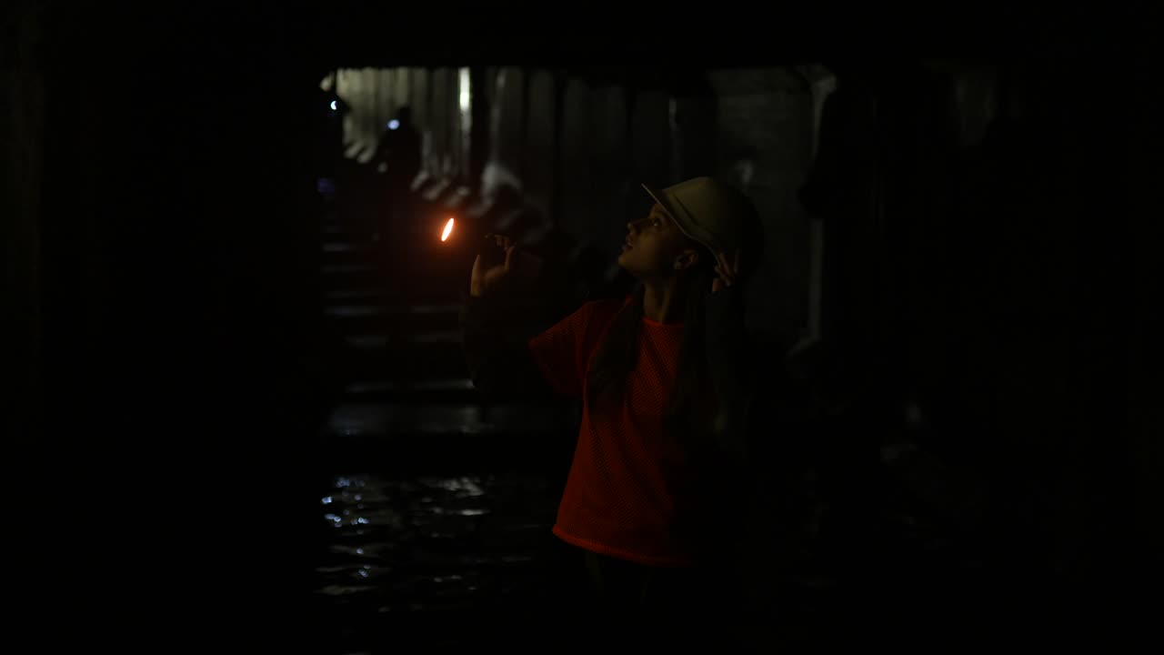 불로 어두운 터널을 탐험하는 소녀