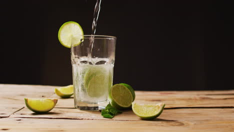 cerrar de bebidas con limones en la mesa de madera, con espacio de copia.