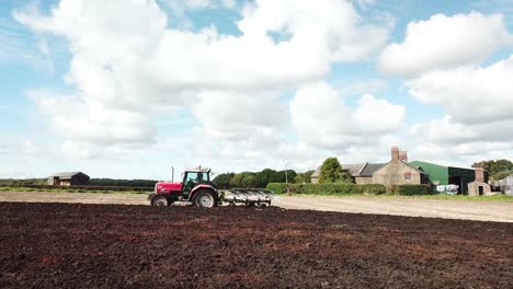 imágenes aéreas sobre el campo de arado del tractor