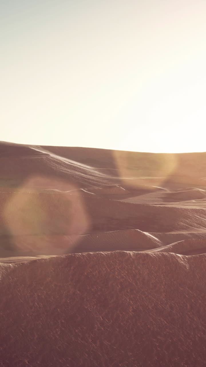 las dunas de arena del desierto al atardecer