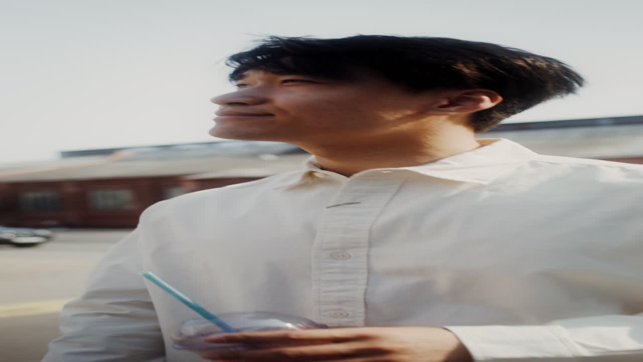 밖에서 술을 마신 젊은 남자