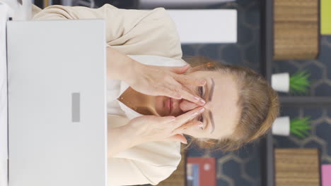 video vertical de una mujer de negocios que sufre de migraña.