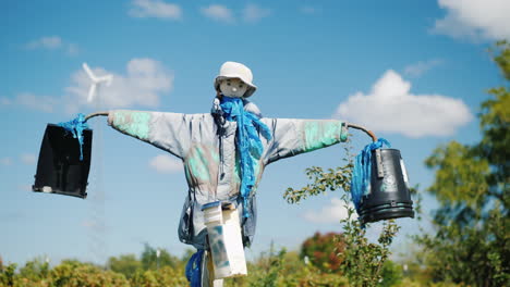 Vogelscheuche-Vor-Blauem-Himmel