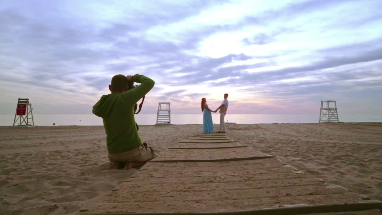 만적 인 커플이 손을 잡고 사랑 이야기 사진 촬영.