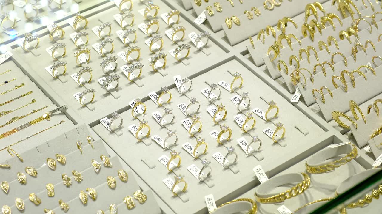 золотые серьги ювелирные изделия ювелирный магазин отображение роскошь мода гламур элегантность изысканность красота украшение украшение аксессуар подарок