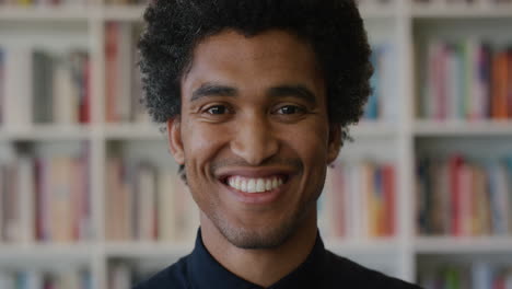 Retrato-Joven-Feliz-Hombre-De-Raza-Mixta-Estudiante-Sonriendo-Disfrutando-De-Una-Educación-Exitosa-Estilo-De-Vida-Hombre-Independiente-En-El-Fondo-De-La-Biblioteca-Cámara-Lenta