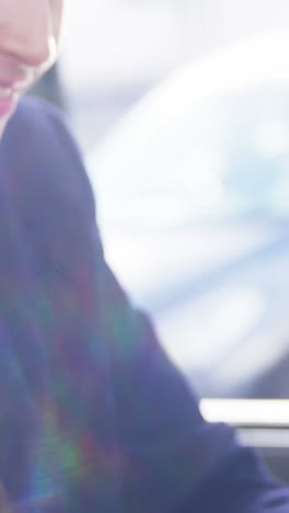 카페에서 테이블 위에 커피 컵과 함께 디지털 태블릿을 사용하는 사업가