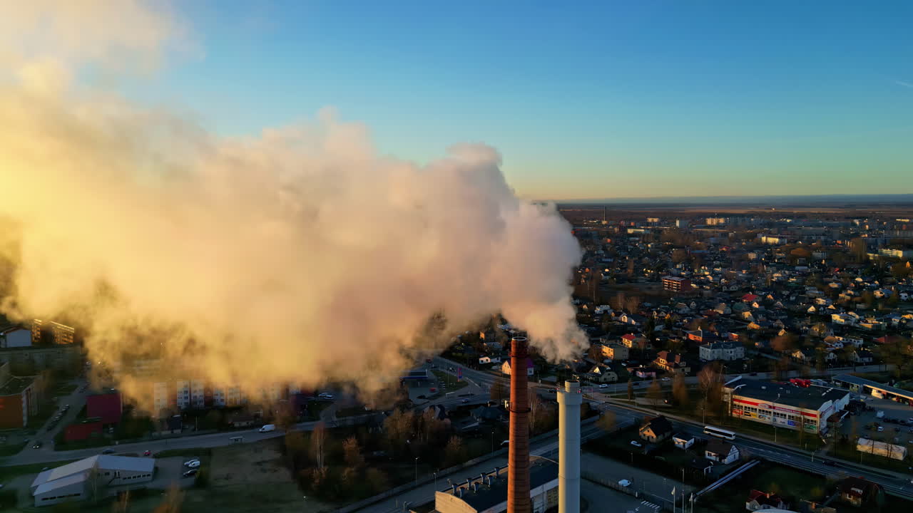 vista aerea del fumo che esce dal camino di un impianto industriale.