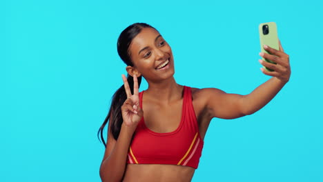 signo de fitness, mujer y paz en el estudio