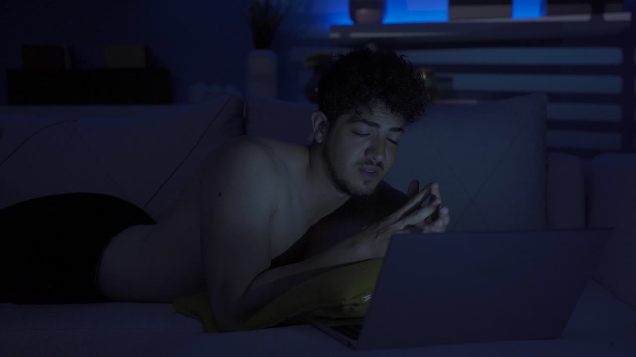 un joven triste y emocional.