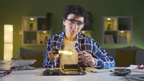 el chico es experto en tecnología.