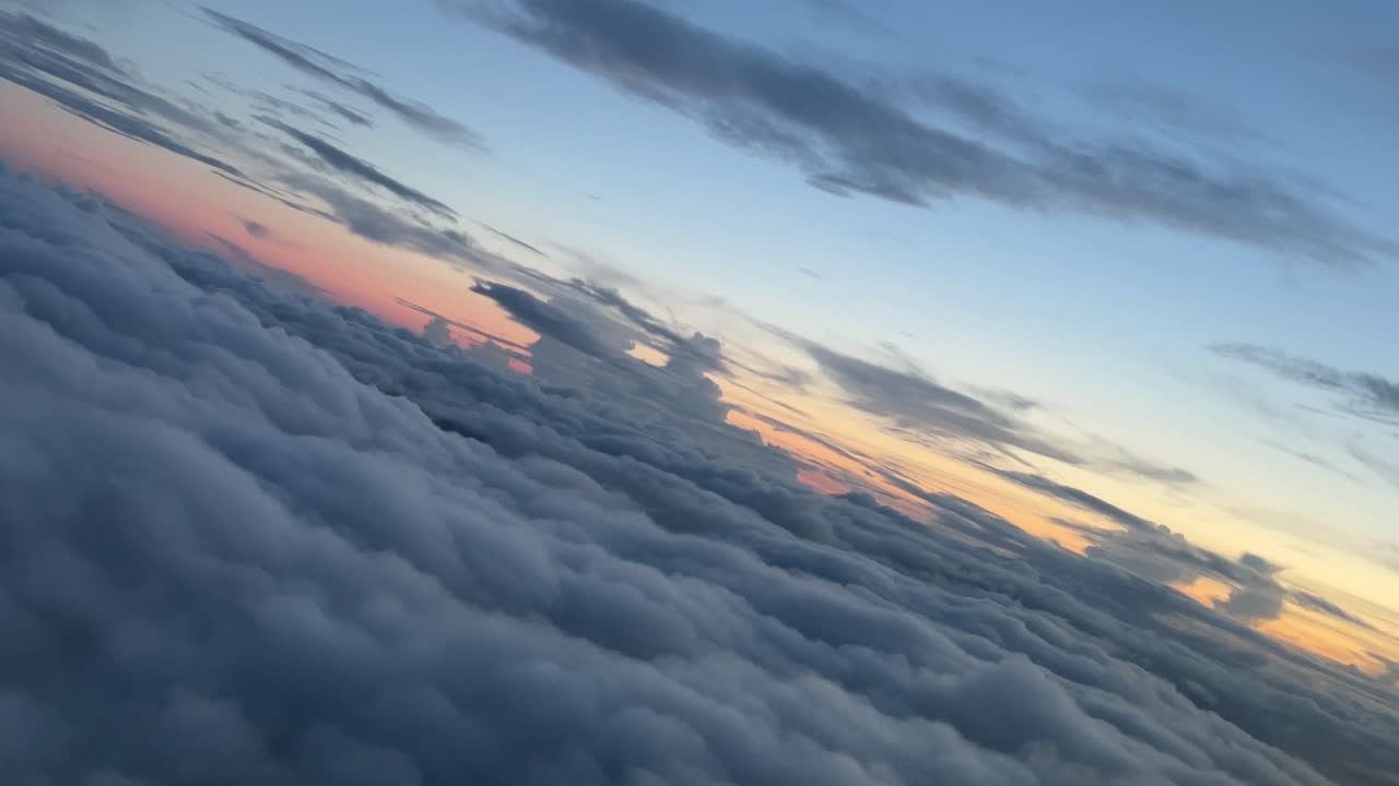 el cielo al atardecer visto por los pilotos en un giro a la izquierda sobre una capa de nubes mientras volaban a 12000 m de altura