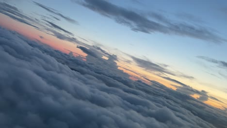 Cielo-Del-Atardecer-Visto-Por-Los-Pilotos-En-Un-Giro-A-La-Izquierda-Sobre-Una-Capa-De-Nubes-Mientras-Volaban-A-12000-M-De-Altura.