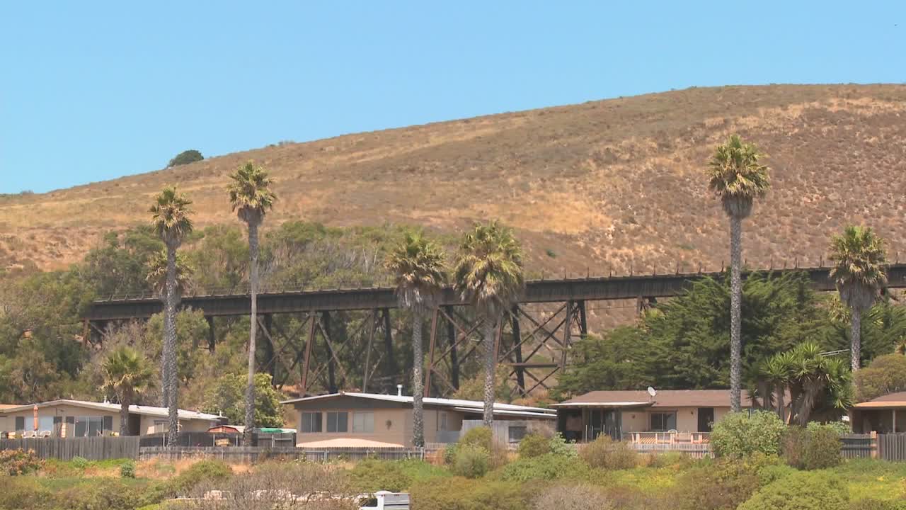 amtrak 여객 열차는 캘리포니아에서 다리를 건너 이동