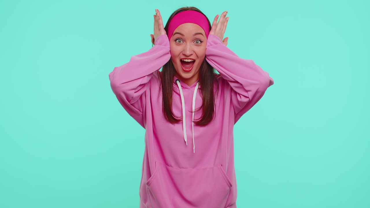 흥분한 소녀는 큰 눈으로 카메라를 쳐다보며 놀랐다. 갑작스러운 승리에 충격을 받았다.